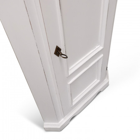 Angoliera shabby chic, dettaglio anta e zoccolino