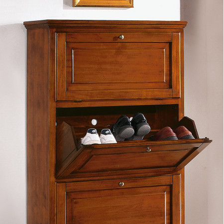 Scarpiera in legno con 4 ribalte aperta e scarpe visibili