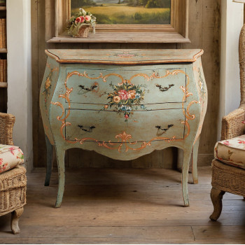 Comò bombato laccato decorato con decorazioni floreali