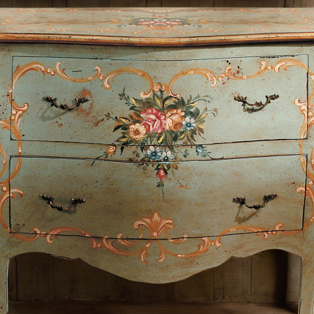 Comò bombato laccato decorato con motivi floreali