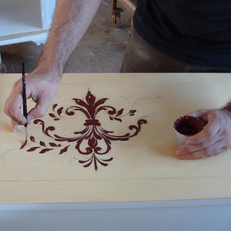 Tavolo a libro 100x100, dettaglio decorazione laccata