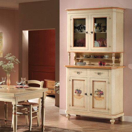 Credenza e vetrina laccata con dettagli floreali