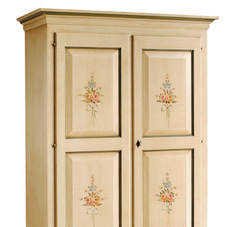 Dettaglio armadio laccato con decorazione floreale a mano