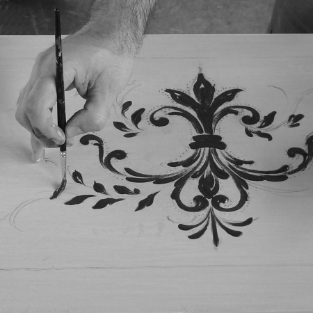 Dettaglio decorazione a mano sull'armadio 2 ante