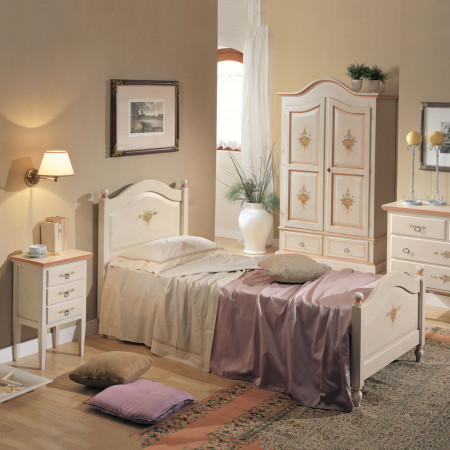 Comodino laccato con decori, ambiente camera da letto
