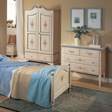 Comò laccato con decori floreali in legno
