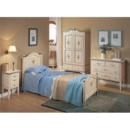 Comò laccato con decori in camera da letto