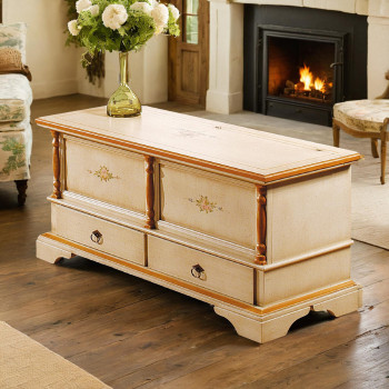 Cassapanca tradizionale laccata con decori floreali