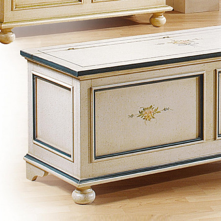 Dettaglio cassapanca in legno laccata con decori floreali