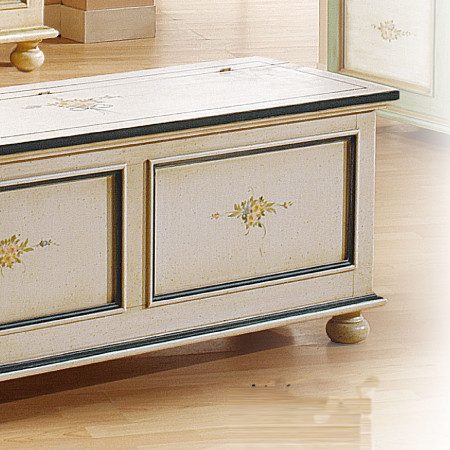 Cassapanca in legno laccata con decori floreali