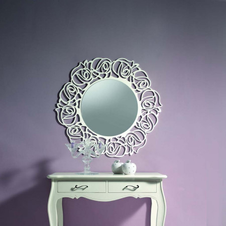 Specchio con cornice traforata laccata su parete color lavanda