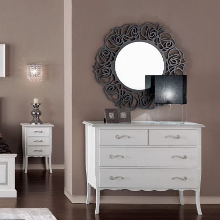 Specchio con cornice traforata, dettaglio moderno