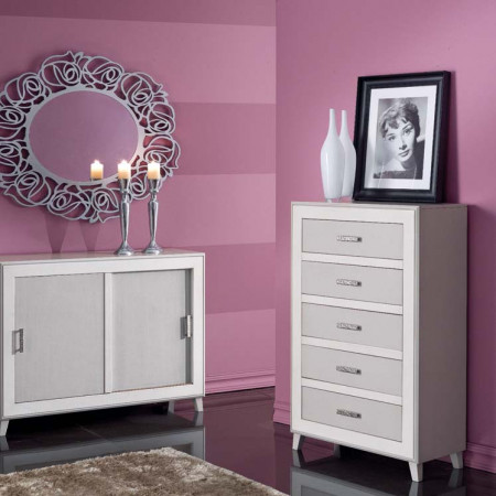 Specchio con cornice traforata su parete rosa