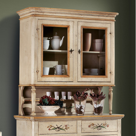 Credenza classica con alzata laccata, dettagli floreali
