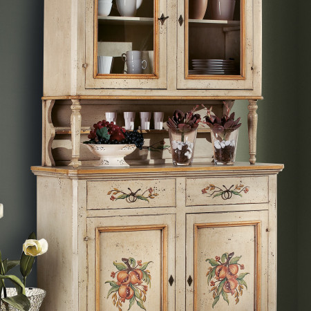 Credenza classica con alzata laccata, dettagli floreali