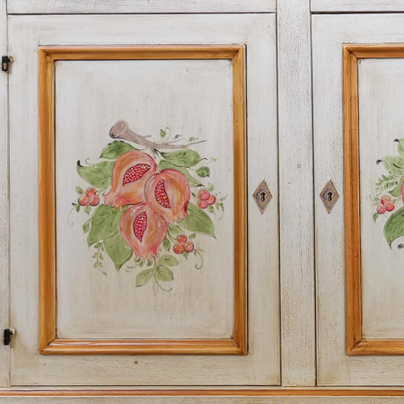 Credenza classica con disegni floreali su ante laccate