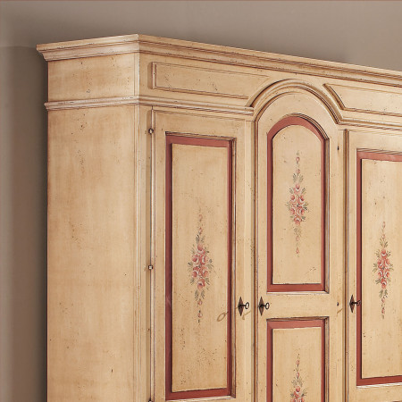 Decorazione manuale su cameretta laccata in legno