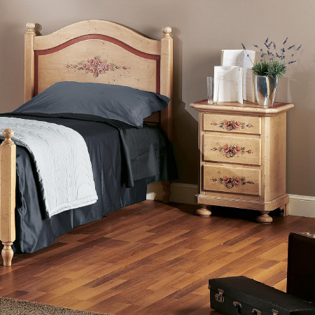 Decorazione manuale su cameretta laccata in legno