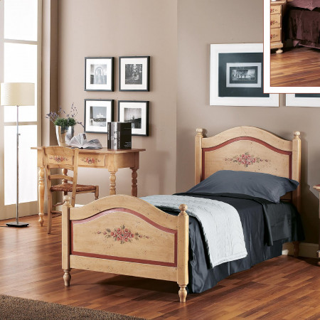 Decorazione manuale su cameretta laccata in legno