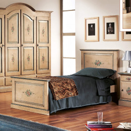 Letto singolo laccato decorato, ambientato in camera classica