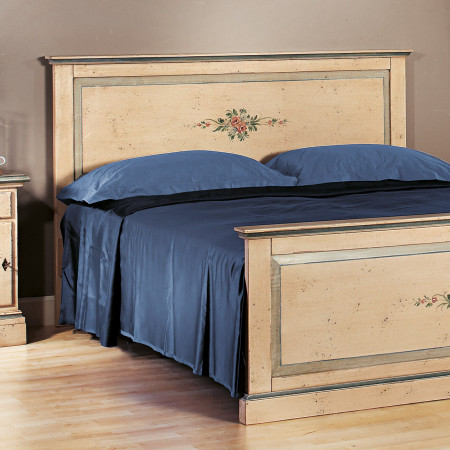 Letto due piazze laccato con dettagli classici