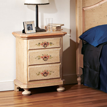 Comodino laccato decorato a mano con dettagli floreali