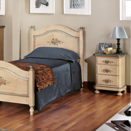 Letto singolo laccato e decorato con piedi torniti, vista frontale