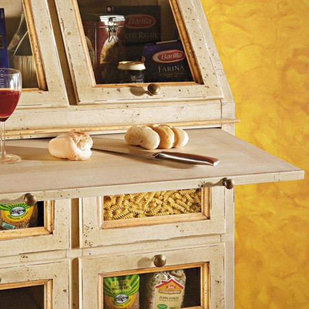 Dispensa laccata con decori, dettaglio ante e cassetti