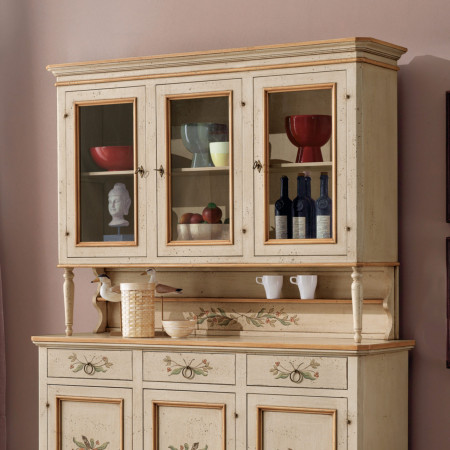 Credenza con alzata laccata, vetrina con oggetti decorativi