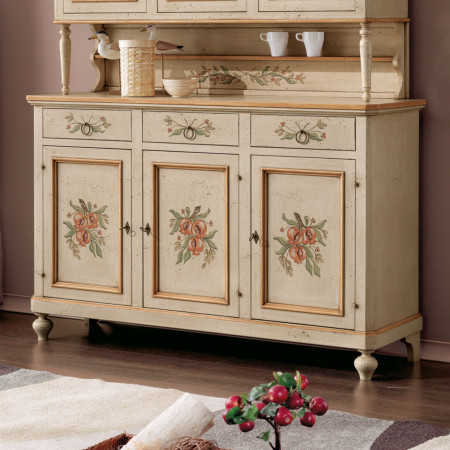 Credenza con alzata laccata, dettagli floreali