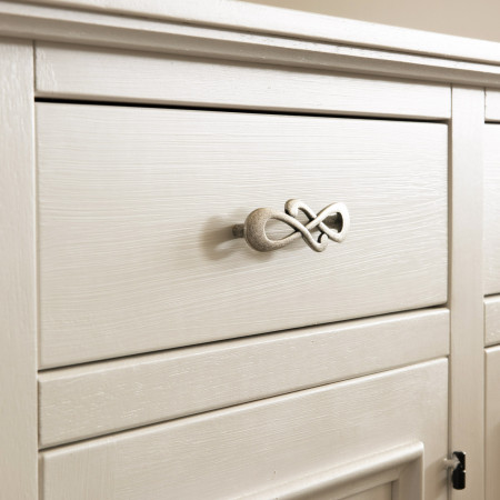 Dettaglio cassetto della credenza di legno con maniglia in metallo