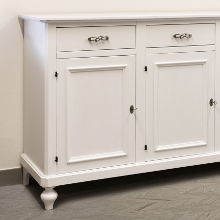 Credenza di legno con 3 porte, dettaglio porta