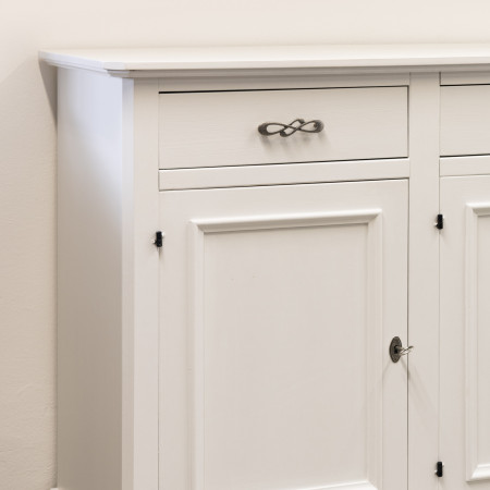Dettaglio credenza di legno con 3 porte e cassetti