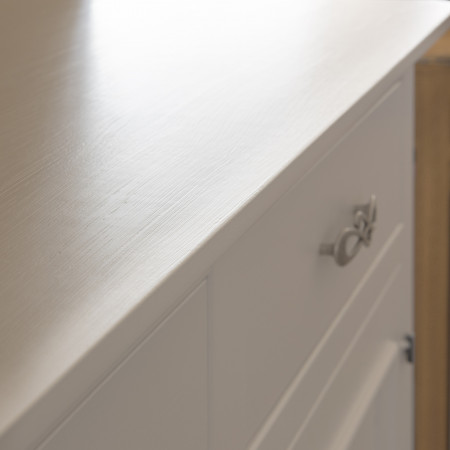 Credenza di legno con 3 porte e cassetti, dettaglio piano