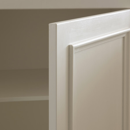 Dettaglio credenza legno con 3 porte e 3 cassetti