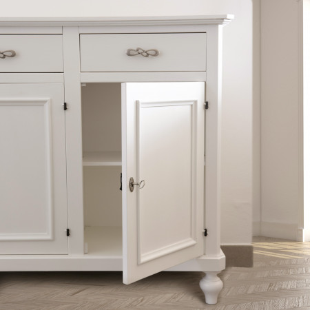 Credenza di legno con 3 porte e 3 cassetti, dettaglio porta aperta