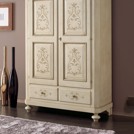 Armadio smontabile laccato con decori classici
