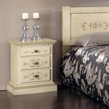 Comodino avorio decorato ed anticato con candelabri