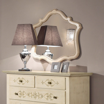 Specchiera classica sagomata su cassettiera decorata