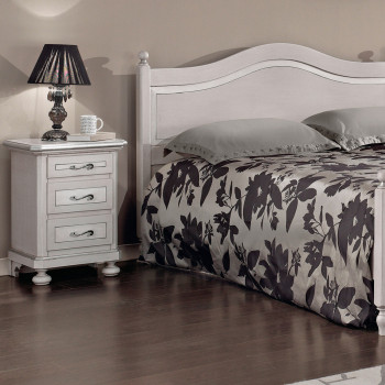 Comodino classico 3 cassetti laccato, dettaglio gambe