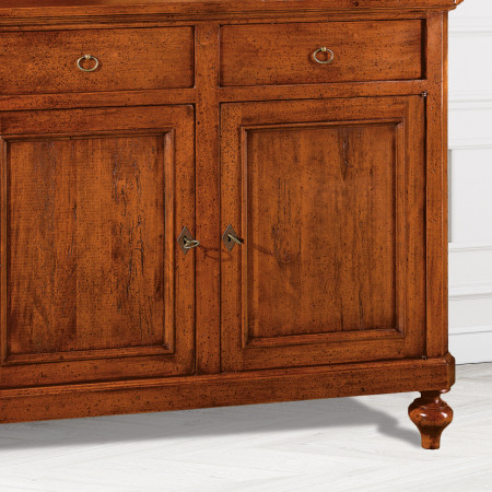 Dettaglio credenza classica con due ante in legno di pioppo