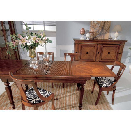 Sala da pranzo classica con tavolo rettangolare in legno