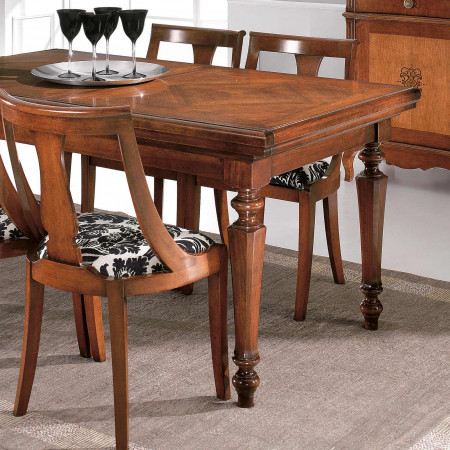 Sala da pranzo classica con tavolo in legno e credenza intarsiata