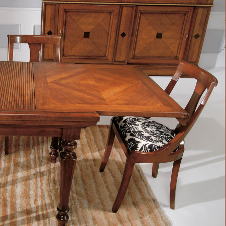 Sedia classica in legno con sedile imbottito