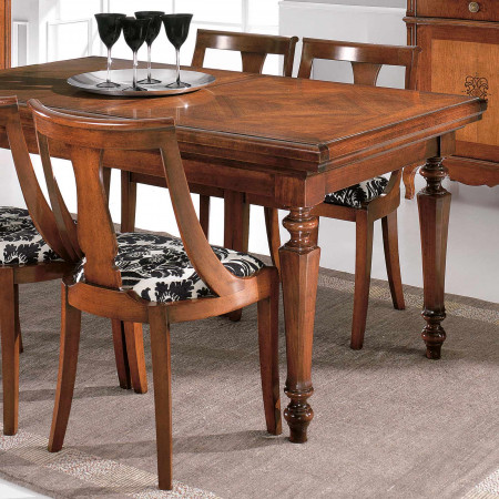 Sedia classica in legno con seduta in tessuto e schienale curvato