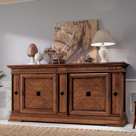 Sala da pranzo classica in legno con credenza e vetrina