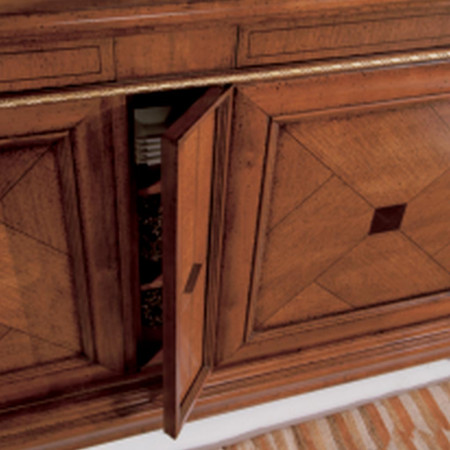 Sala da pranzo classica con tavolo in legno e credenza intarsiata