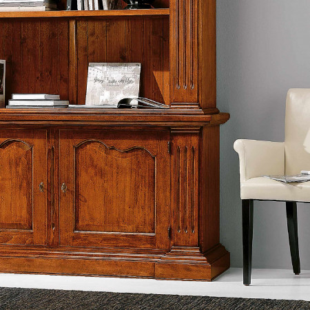 Dettaglio libreria classica intagliata 2 ante in legno