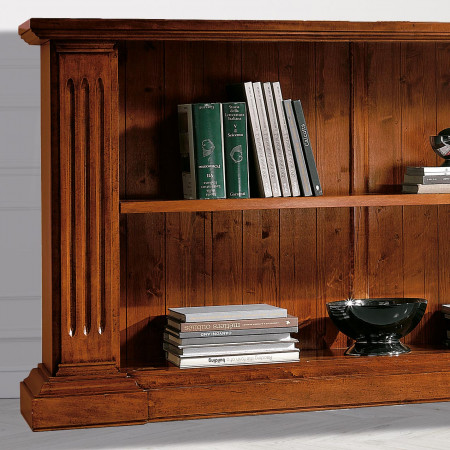 Libreria classica in legno a giorno con dettagli capitelli