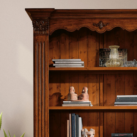 Dettaglio libreria classica in legno intagliata con ripiani
